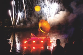 Grammophon, Thomas Quaas, Elbe Feuerwerk Elbhangfest Leuchtballon